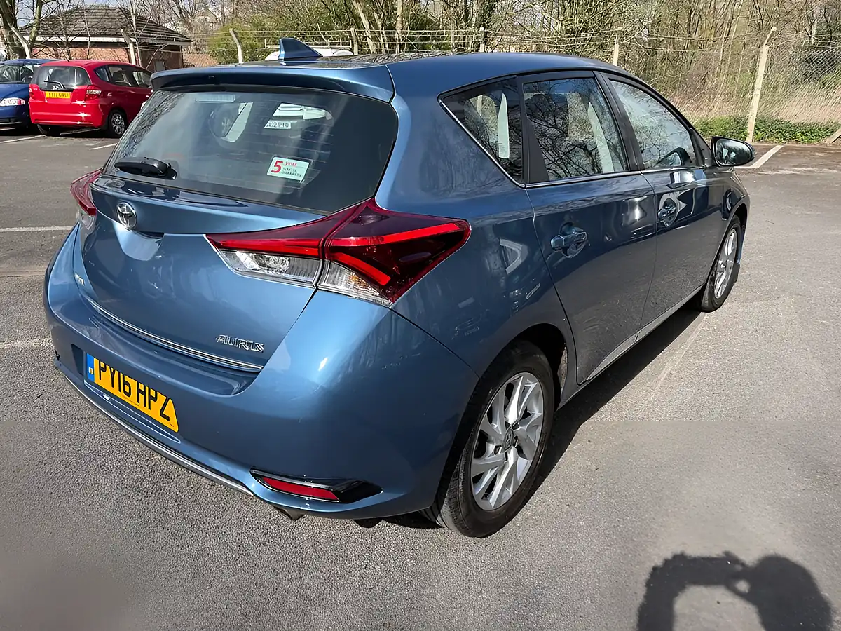 Used 2016 Toyota Auris Business Edition Blue - Interior and Exterior details 7