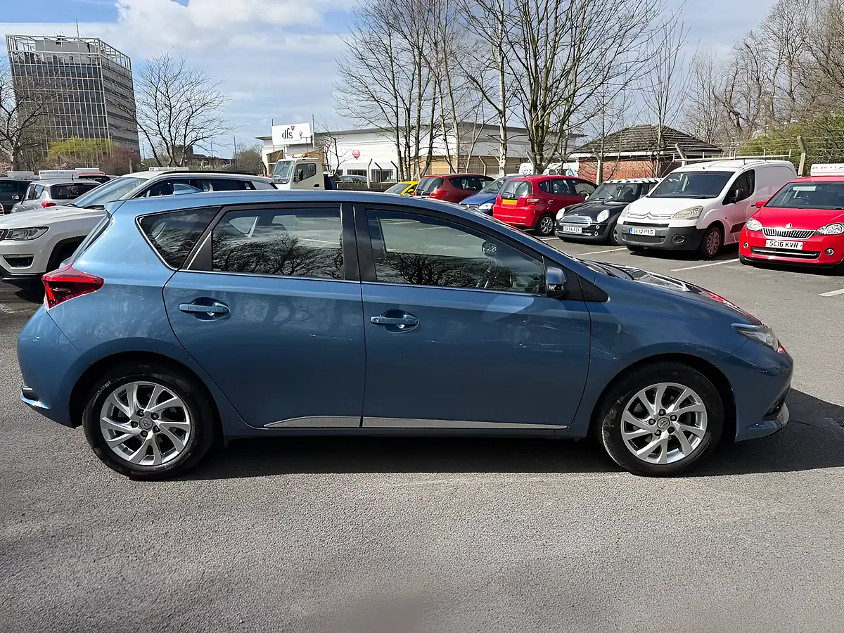 Used 2016 Toyota Auris Business Edition Blue - Interior and Exterior details 8
