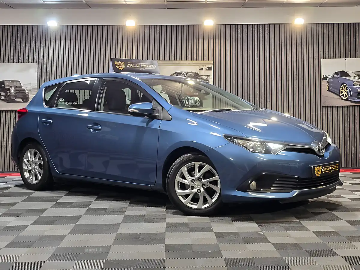Used 2016 Toyota Auris Business Edition Blue - Front View