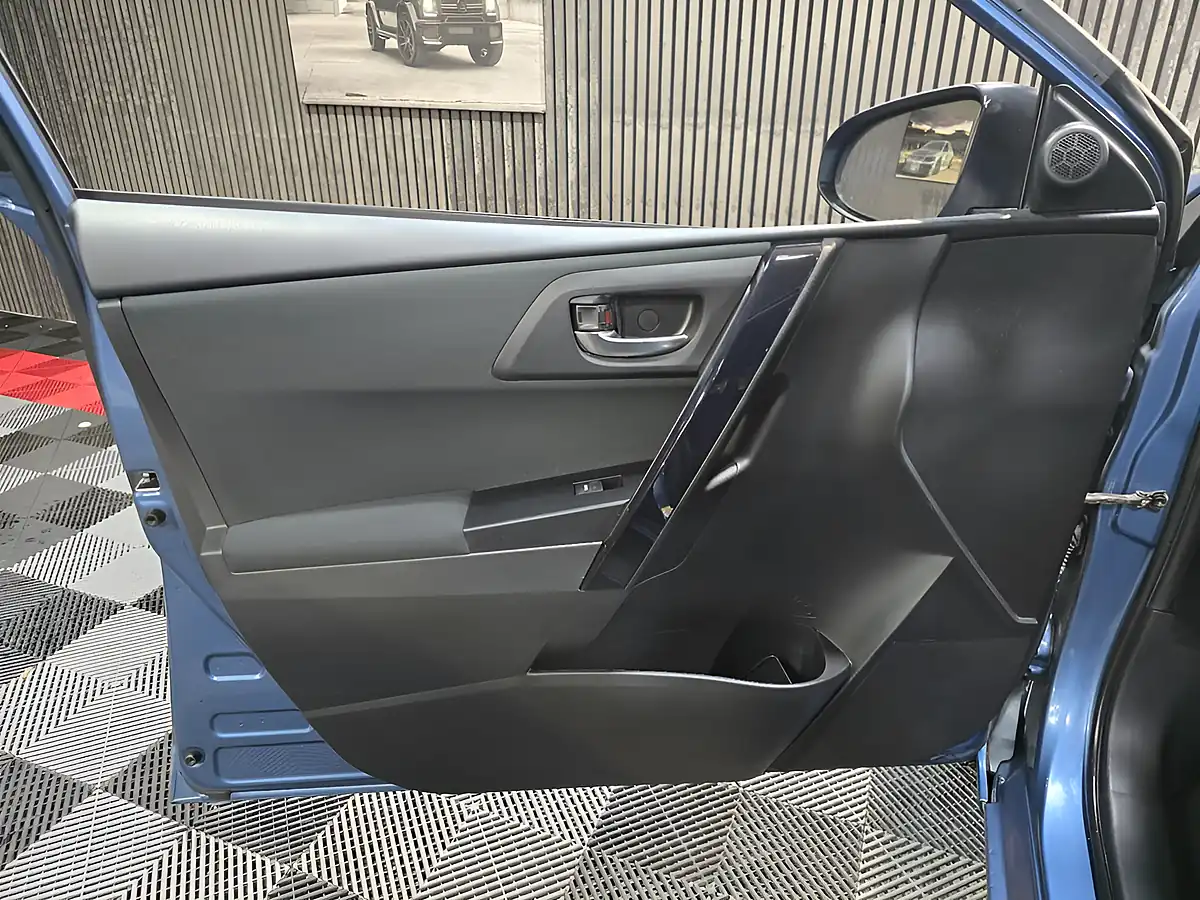 Used 2016 Toyota Auris Business Edition Blue - Interior and Exterior details 11