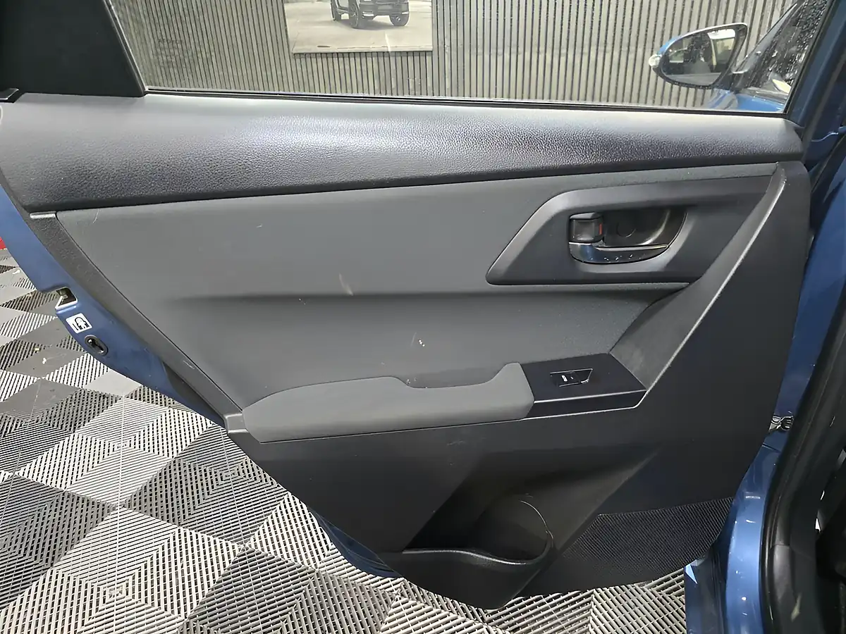 Used 2016 Toyota Auris Business Edition Blue - Interior and Exterior details 13