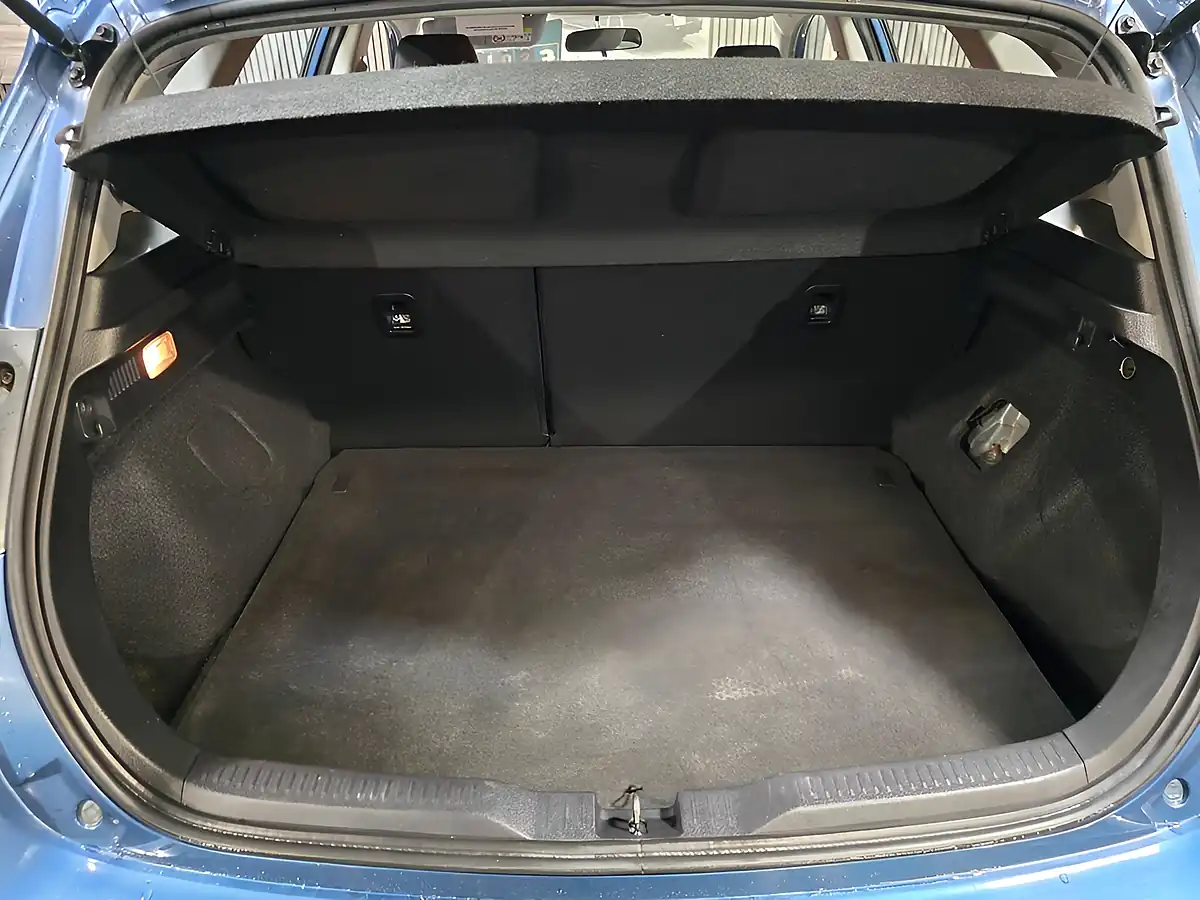 Used 2016 Toyota Auris Business Edition Blue - Interior and Exterior details 14