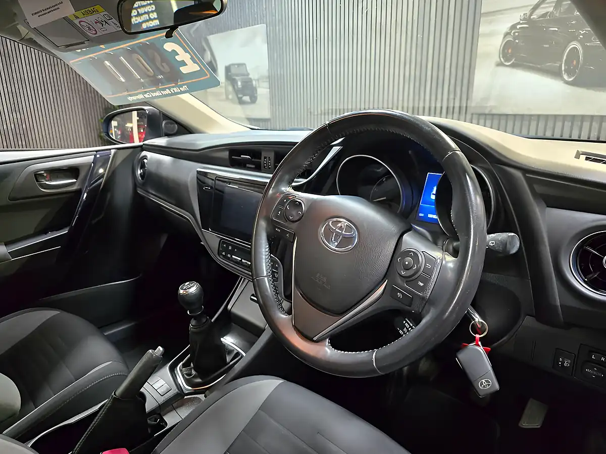 Used 2016 Toyota Auris Business Edition Blue - Interior and Exterior details 17