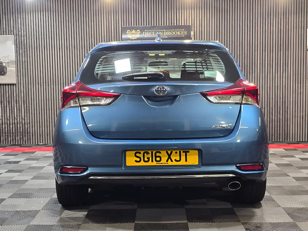 Used 2016 Toyota Auris Business Edition Blue - Interior and Exterior details 4