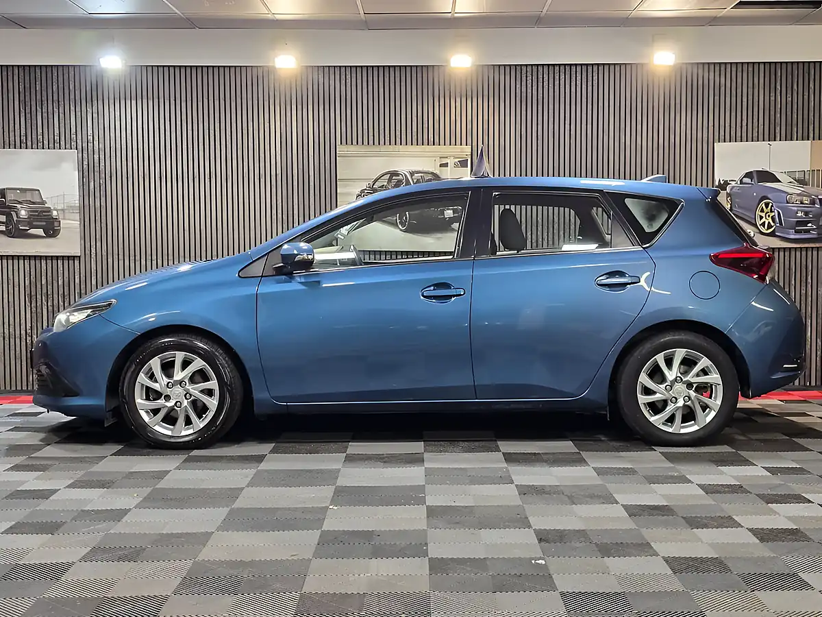 Used 2016 Toyota Auris Business Edition Blue - Interior and Exterior details 6