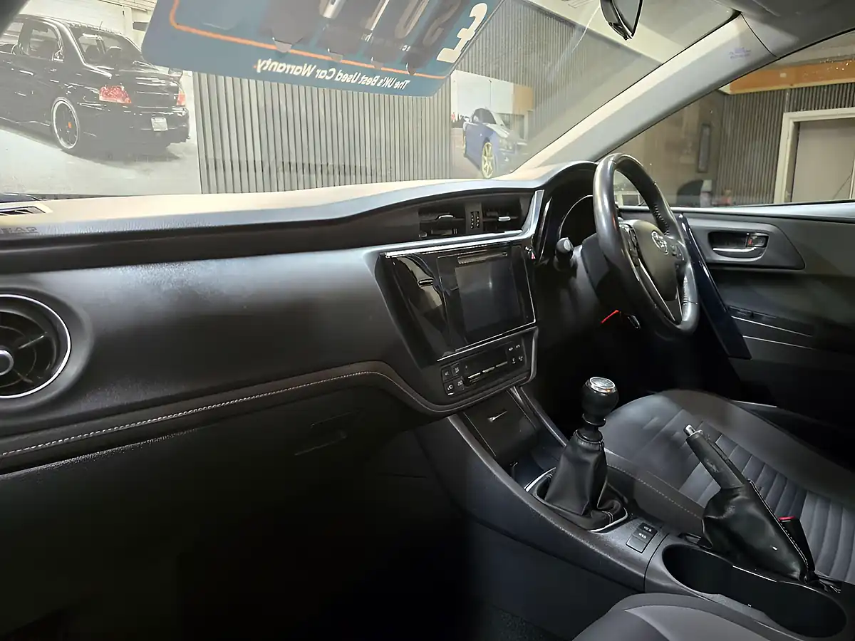 Used 2016 Toyota Auris Business Edition Blue - Interior and Exterior details 9