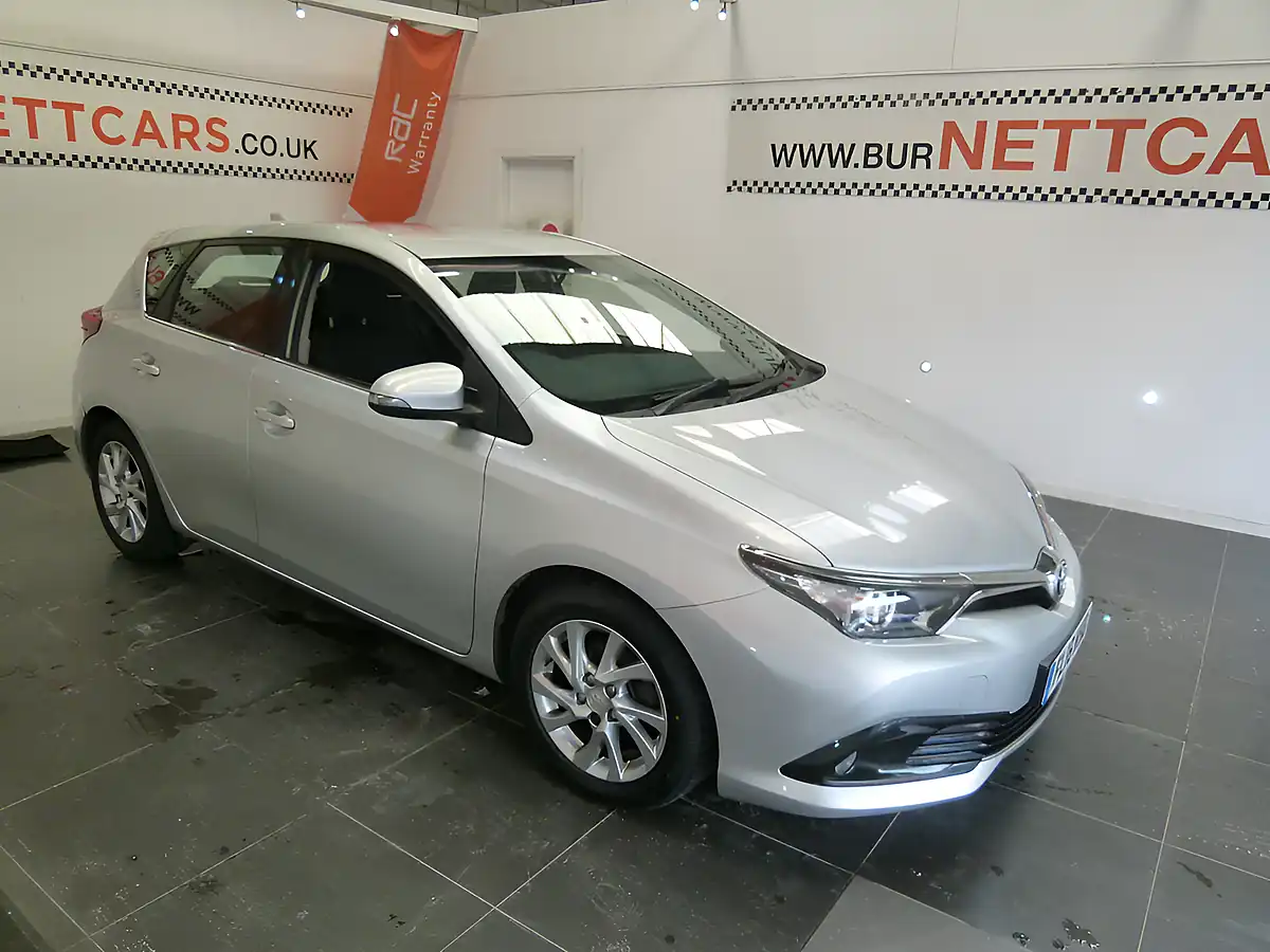 Used 2016 Toyota Auris Business Edition Silver - Interior and Exterior details 10