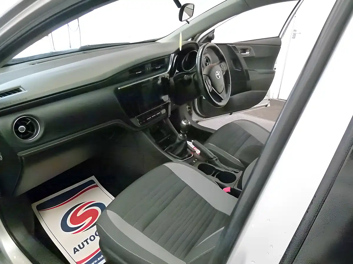 Used 2016 Toyota Auris Business Edition Silver - Interior and Exterior details 12