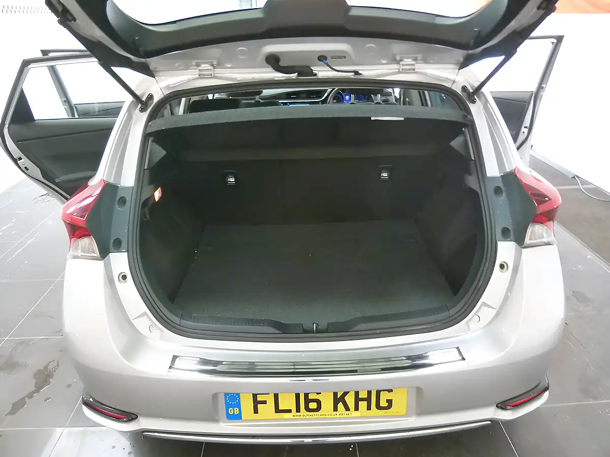 Used 2016 Toyota Auris Business Edition Silver - Interior and Exterior details 16