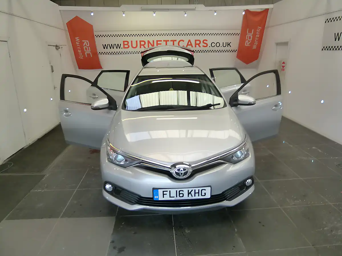 Used 2016 Toyota Auris Business Edition Silver - Interior and Exterior details 17