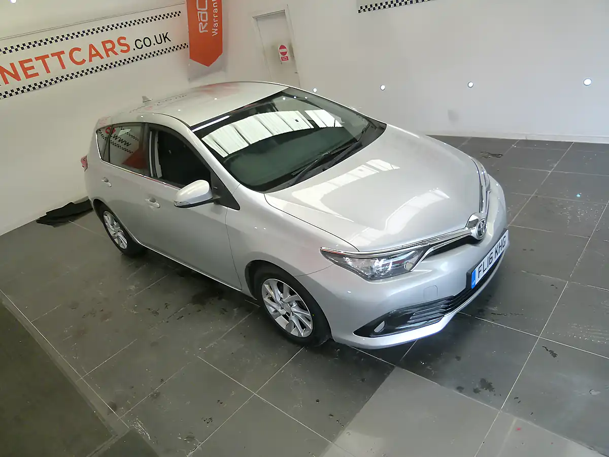 Used 2016 Toyota Auris Business Edition Silver - Interior and Exterior details 18