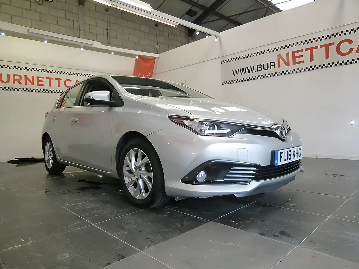 Used 2016 Toyota Auris Business Edition Silver - Interior and Exterior details 7