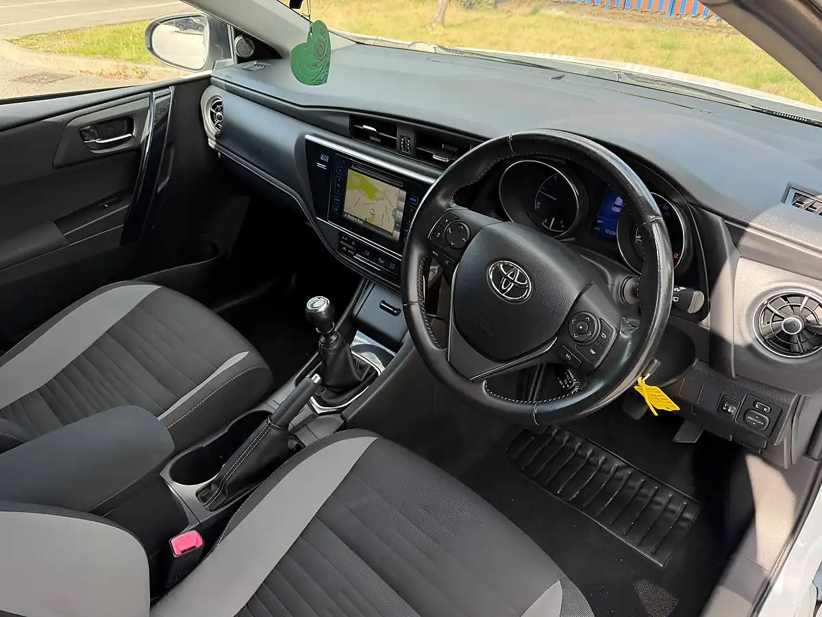 Used 2016 Toyota Auris Business Edition White - Interior and Exterior details 10