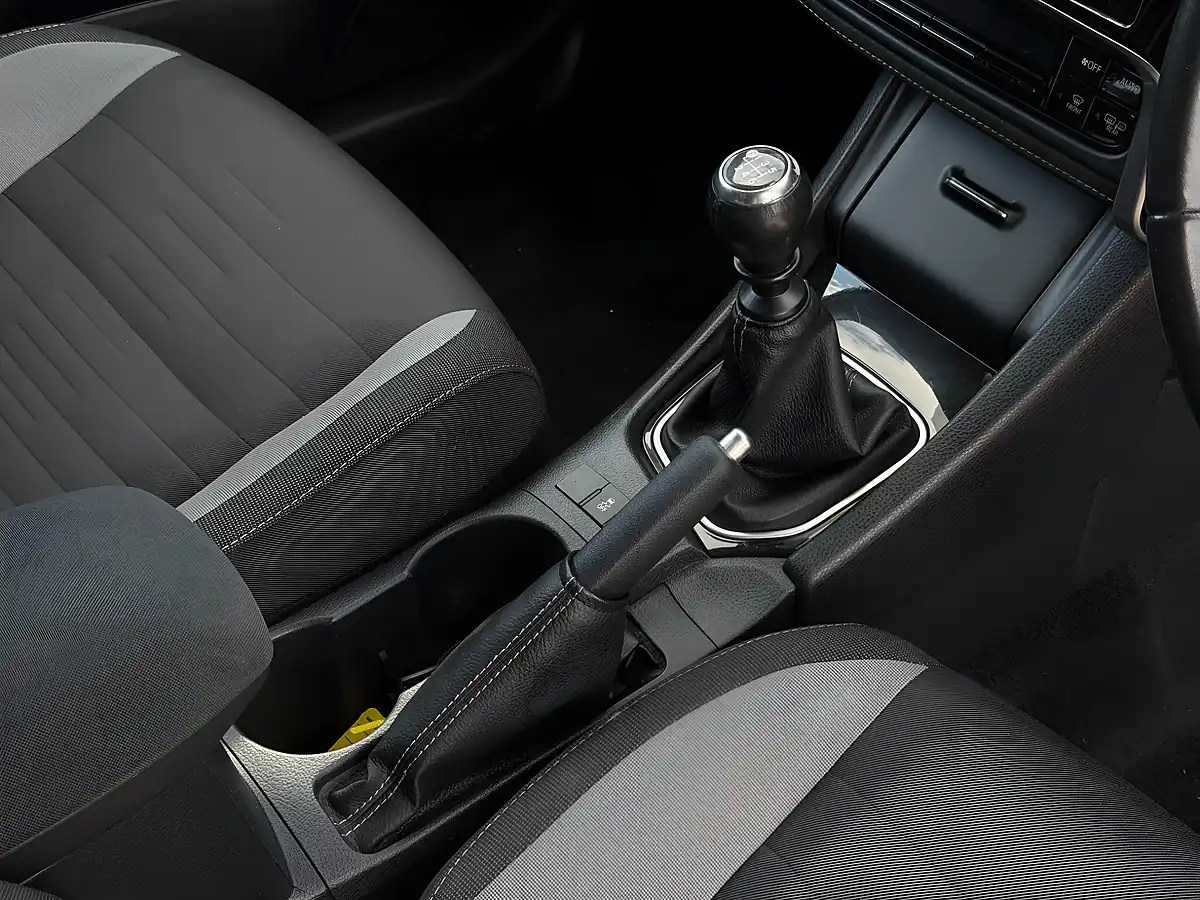 Used 2016 Toyota Auris Business Edition White - Interior and Exterior details 11