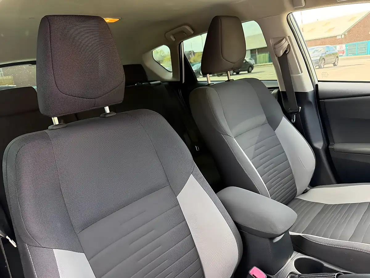 Used 2016 Toyota Auris Business Edition White - Interior and Exterior details 12
