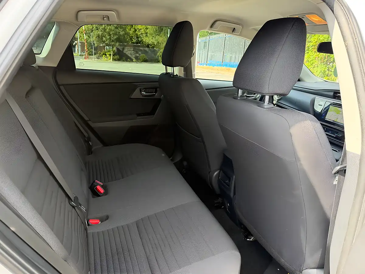 Used 2016 Toyota Auris Business Edition White - Interior and Exterior details 13