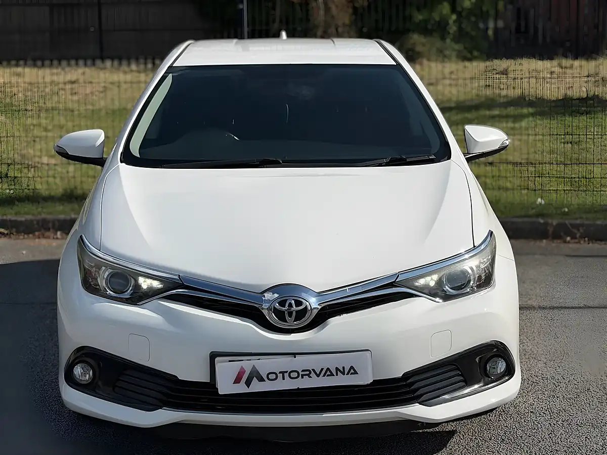 Used 2016 Toyota Auris Business Edition White - Interior and Exterior details 2