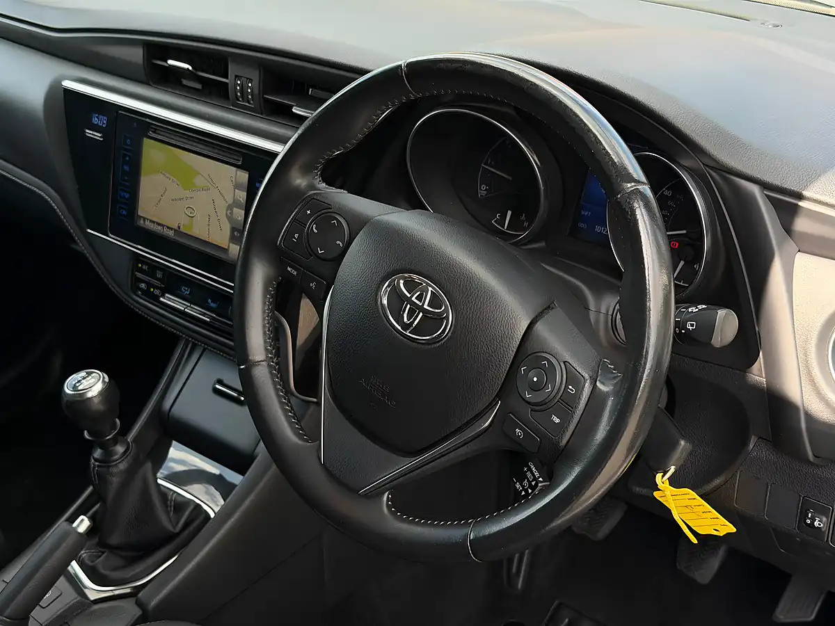 Used 2016 Toyota Auris Business Edition White - Interior and Exterior details 20