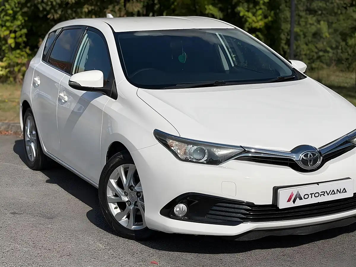 Used 2016 Toyota Auris Business Edition White - Interior and Exterior details 5
