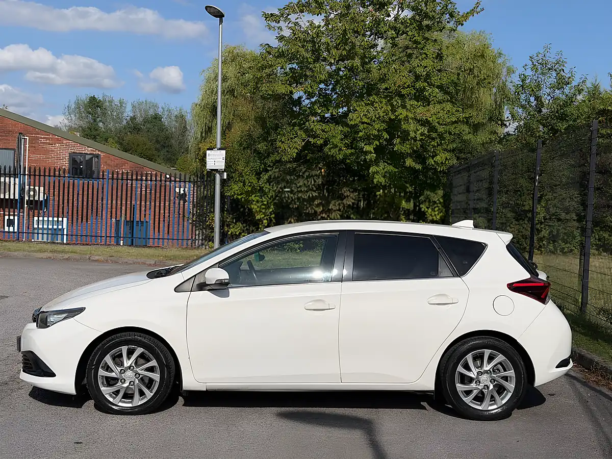 Used 2016 Toyota Auris Business Edition White - Interior and Exterior details 7
