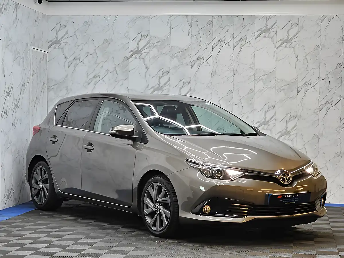 Used 2016 Toyota Auris Design Bronze - Front View