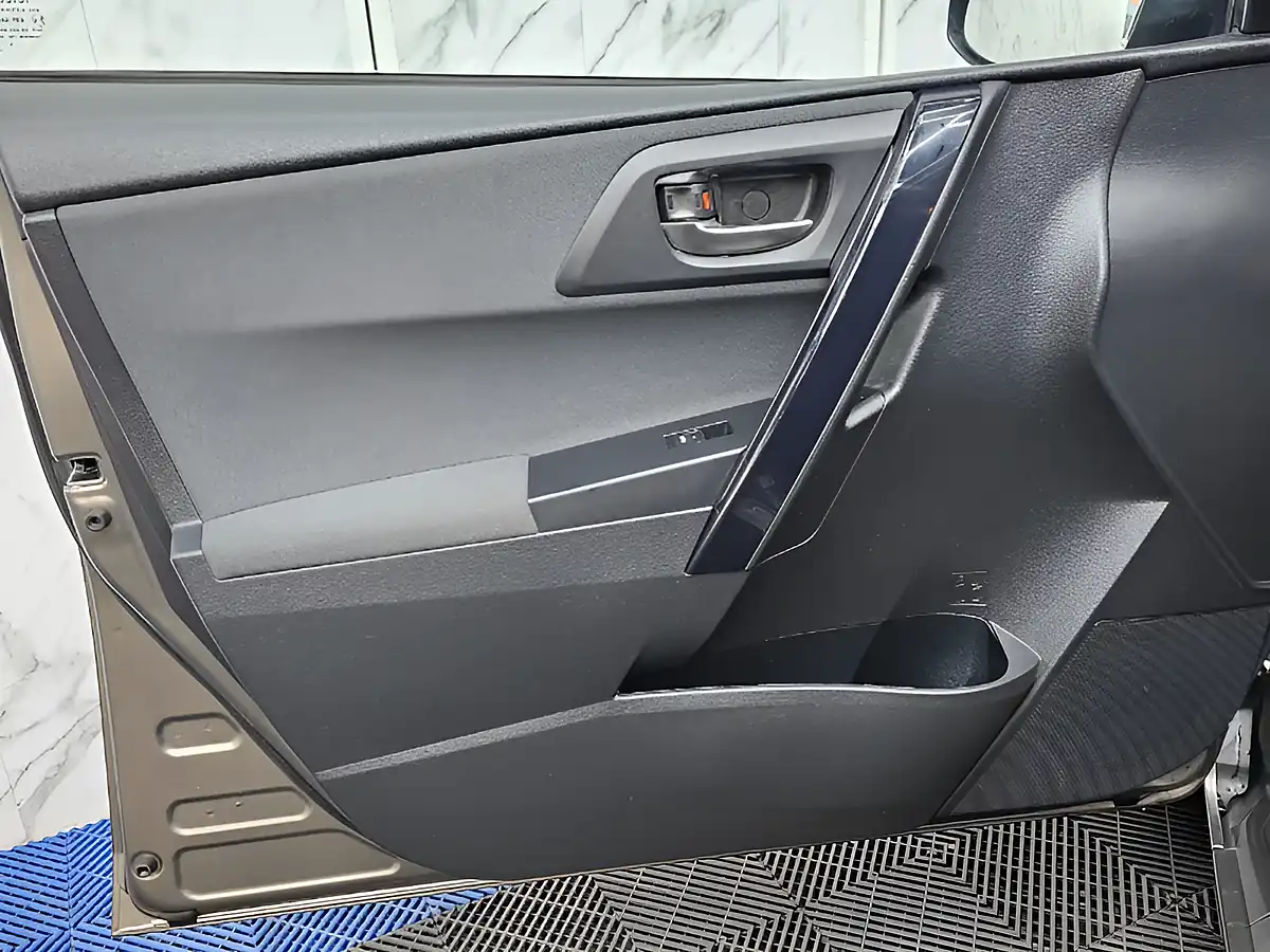 Used 2016 Toyota Auris Design Bronze - Interior and Exterior details 18