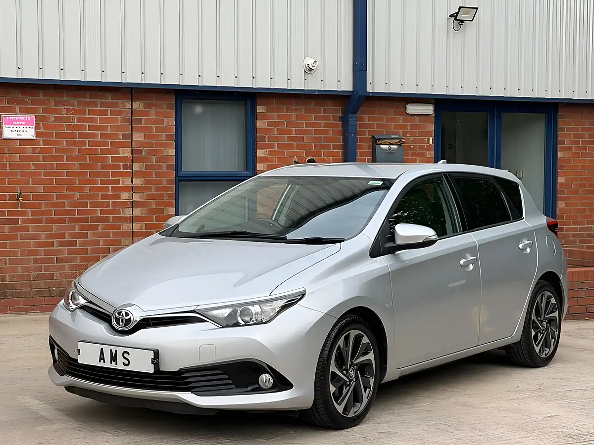Used 2016 Toyota Auris Design Silver - Front View