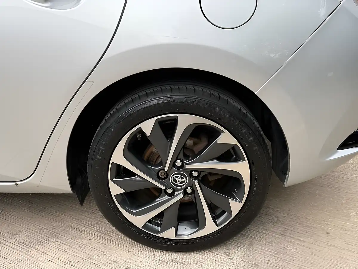 Used 2016 Toyota Auris Design Silver - Interior and Exterior details 10