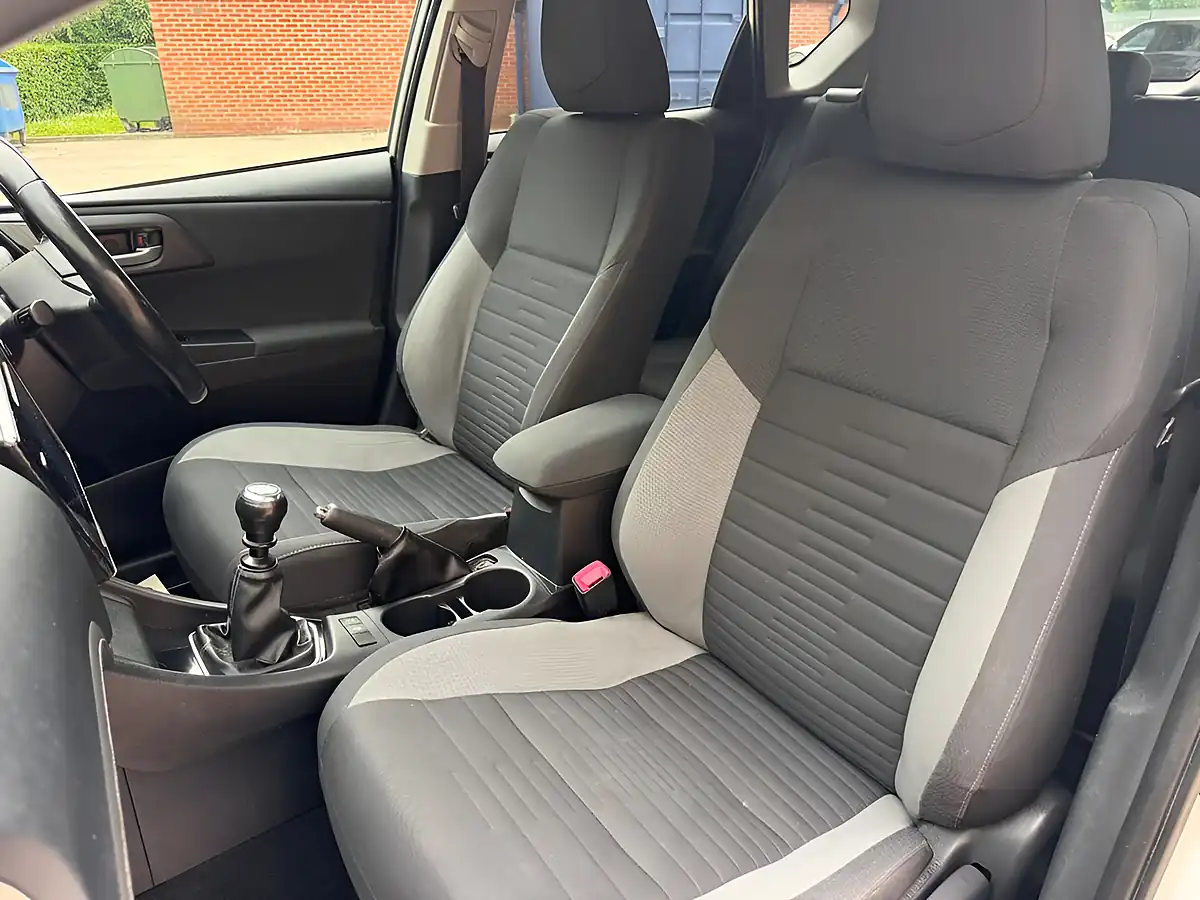 Used 2016 Toyota Auris Design Silver - Interior and Exterior details 11
