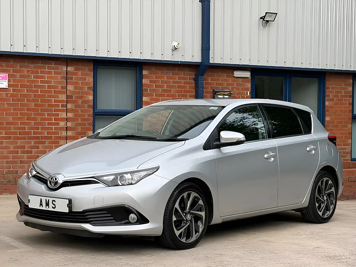 Used 2016 Toyota Auris Design Silver - Interior and Exterior details 19