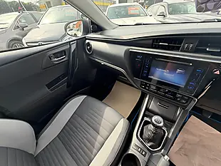Used 2016 Toyota Auris Design White - Interior and Exterior details 11