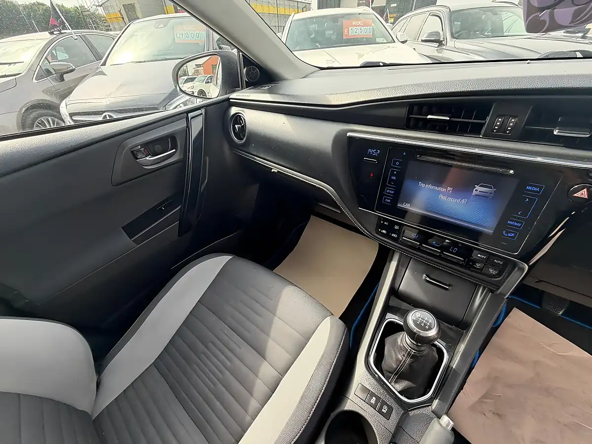 Used 2016 Toyota Auris Design White - Interior and Exterior details 11