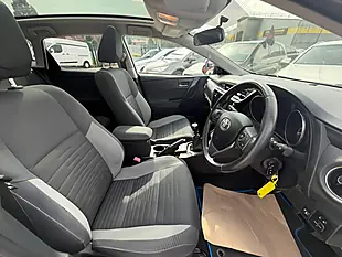 Used 2016 Toyota Auris Design White - Interior and Exterior details 13