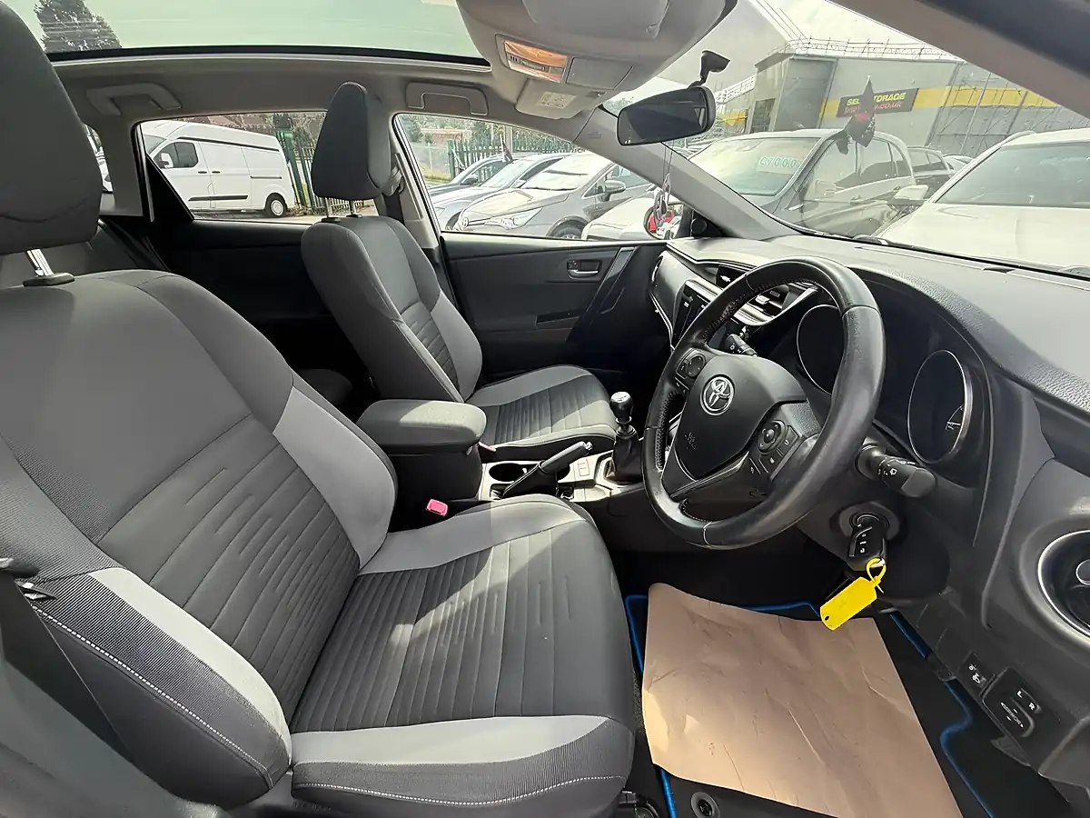 Used 2016 Toyota Auris Design White - Interior and Exterior details 13