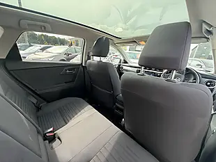 Used 2016 Toyota Auris Design White - Interior and Exterior details 14