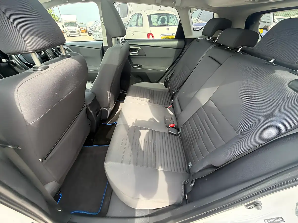 Used 2016 Toyota Auris Design White - Interior and Exterior details 15