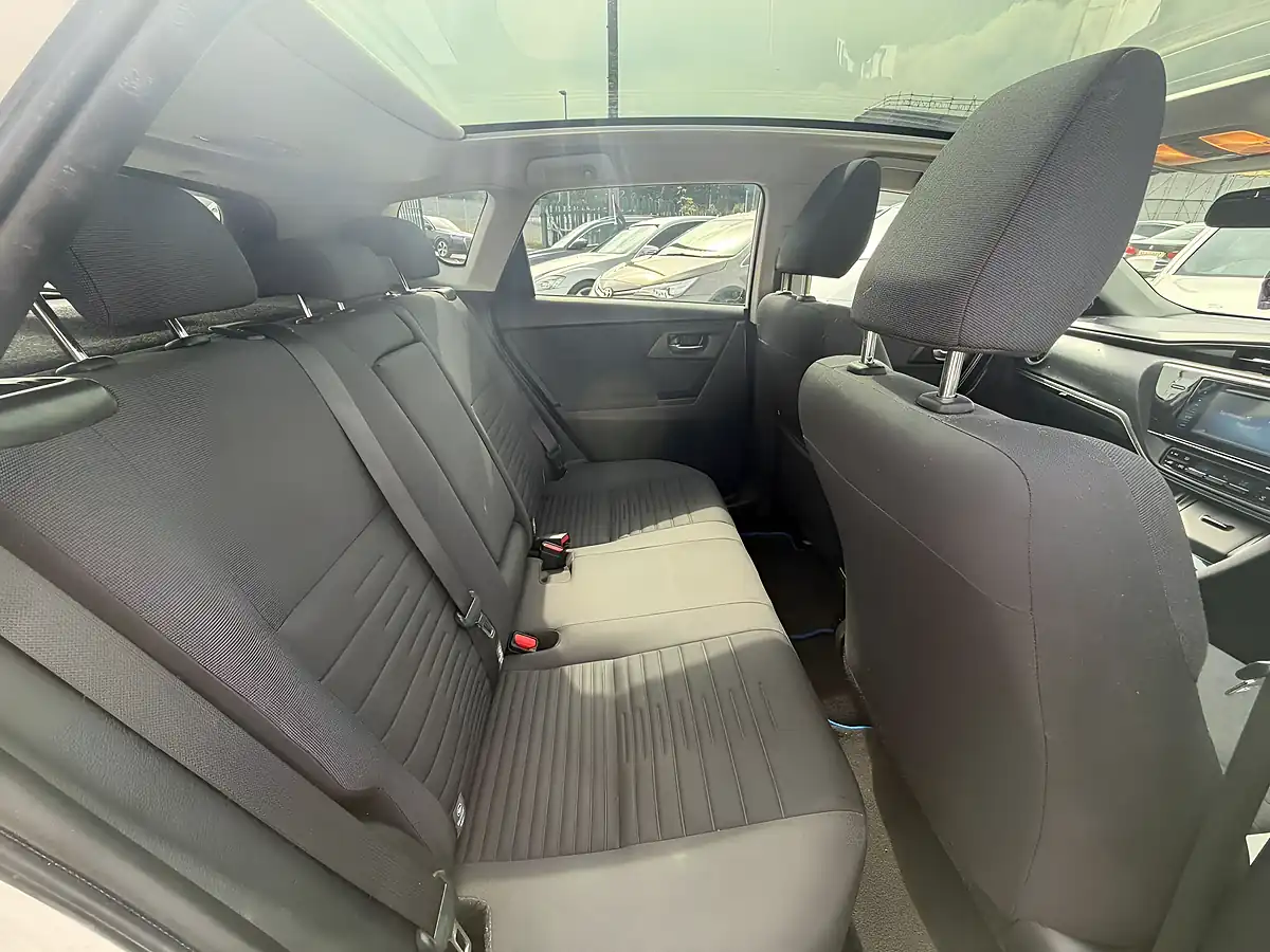 Used 2016 Toyota Auris Design White - Interior and Exterior details 16