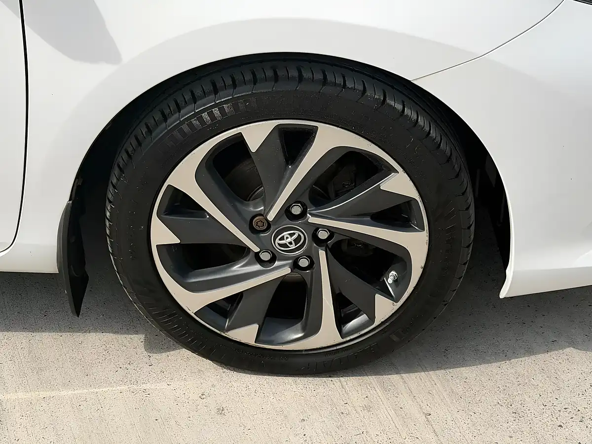 Used 2016 Toyota Auris Design White - Interior and Exterior details 17