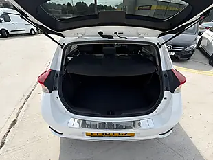 Used 2016 Toyota Auris Design White - Interior and Exterior details 18