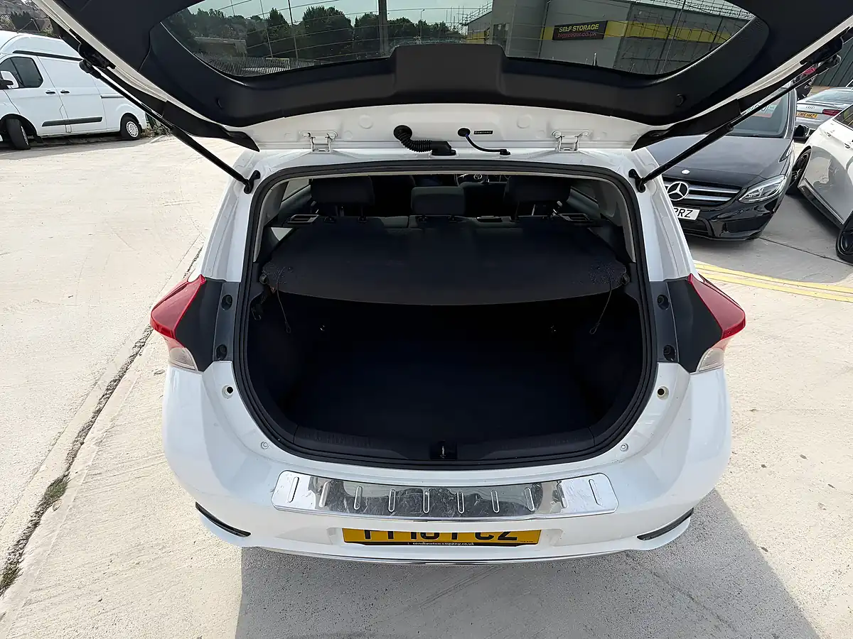 Used 2016 Toyota Auris Design White - Interior and Exterior details 18