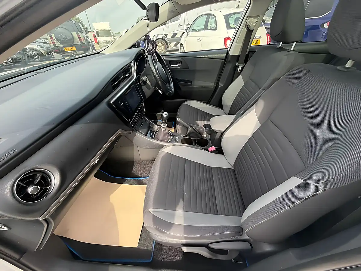Used 2016 Toyota Auris Design White - Interior and Exterior details 19