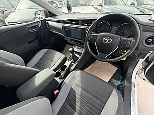 Used 2016 Toyota Auris Design White - Interior and Exterior details 20