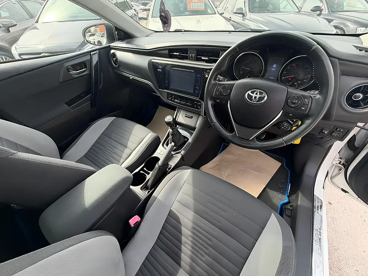 Used 2016 Toyota Auris Design White - Interior and Exterior details 20