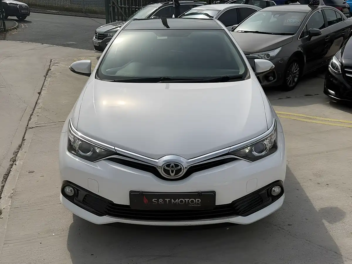Used 2016 Toyota Auris Design White - Interior and Exterior details 3