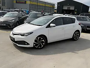 Used 2016 Toyota Auris Design White - Interior and Exterior details 4