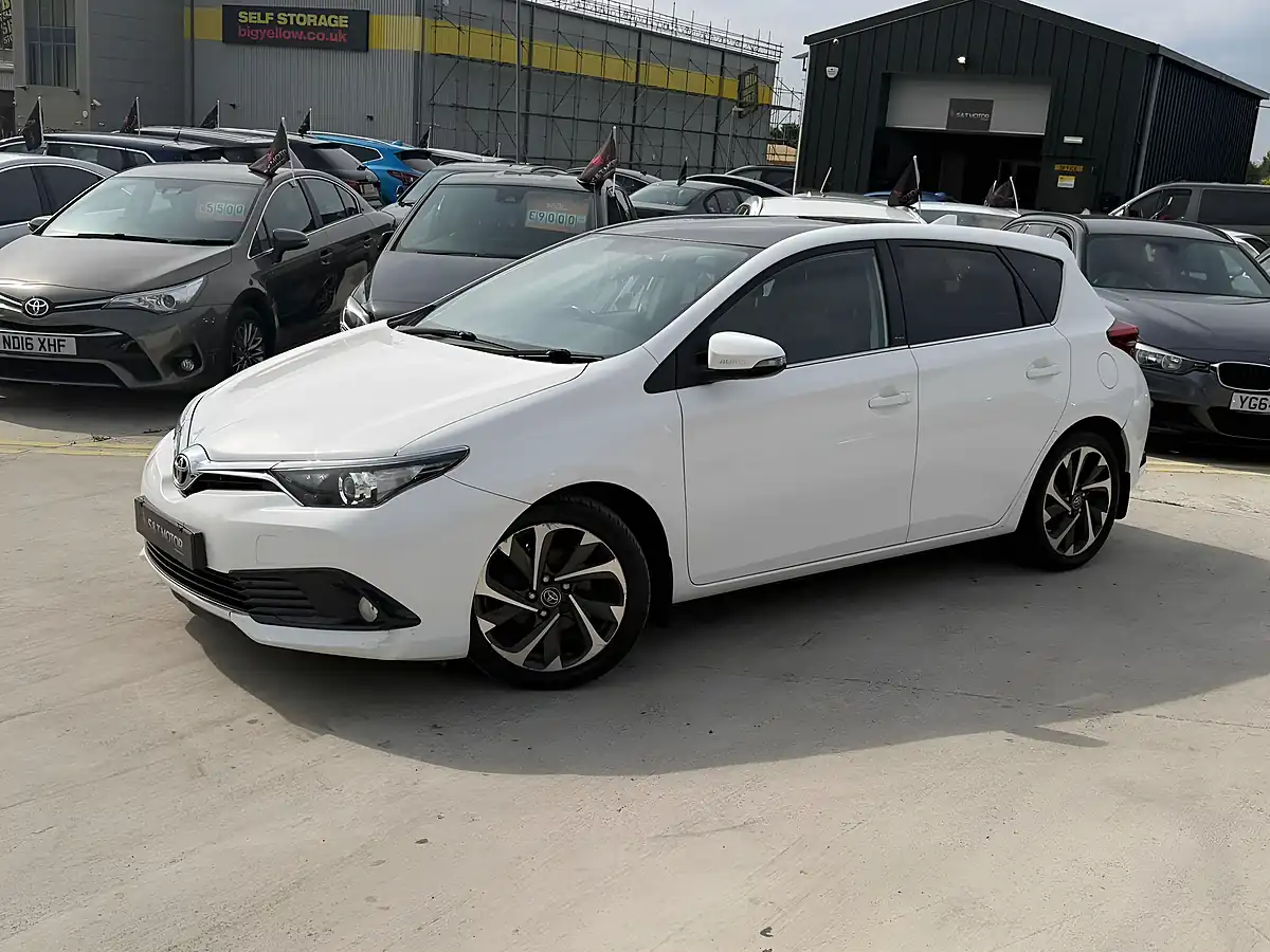 Used 2016 Toyota Auris Design White - Interior and Exterior details 4