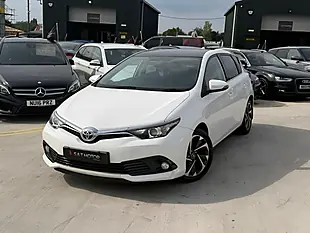 Used 2016 Toyota Auris Design White - Interior and Exterior details 6