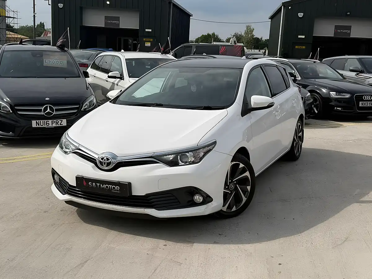 Used 2016 Toyota Auris Design White - Interior and Exterior details 6