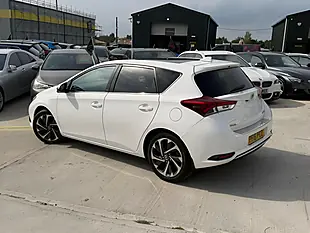 Used 2016 Toyota Auris Design White - Interior and Exterior details 7