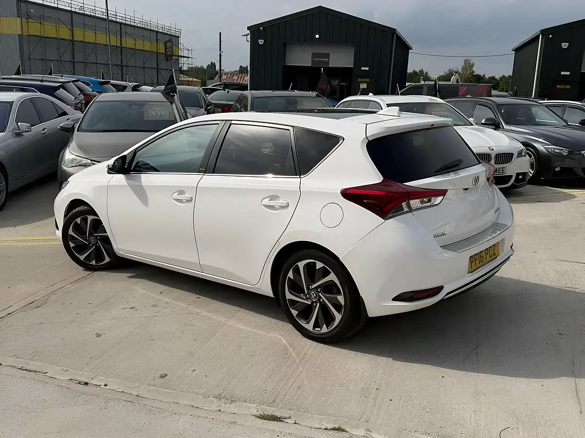 Used 2016 Toyota Auris Design White - Interior and Exterior details 7